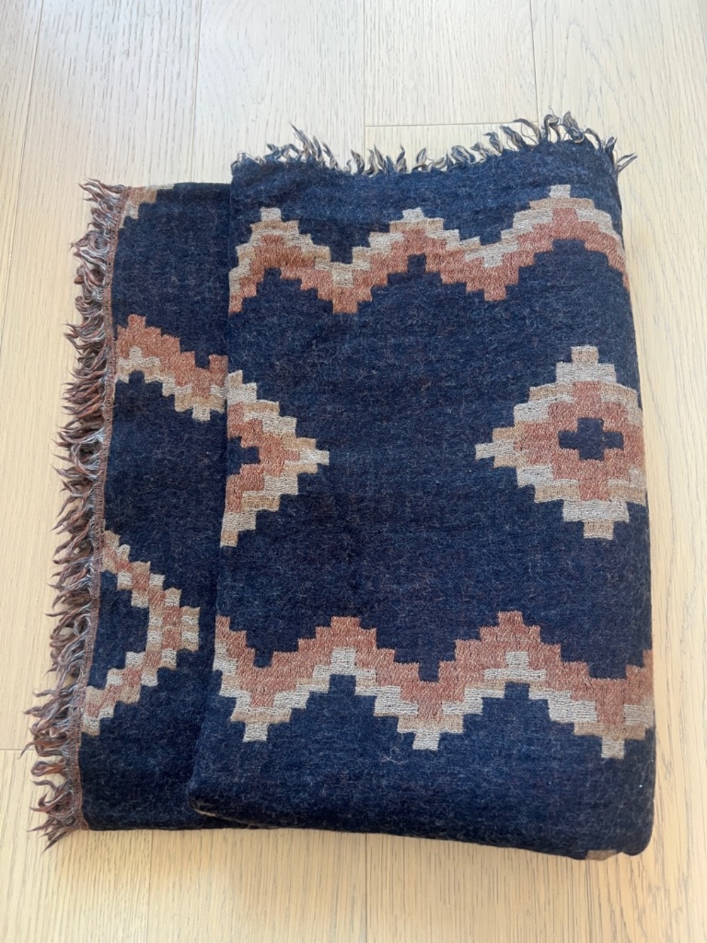 Aritzia Wilfred Diamond
Mosaic Blanket scarf NAVY/ CAMEL 100% wool